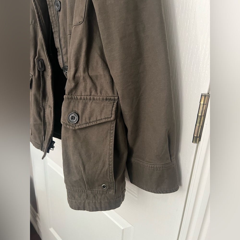 Levi's Women's Utility Jacket in Olive - Picture 9 of 9